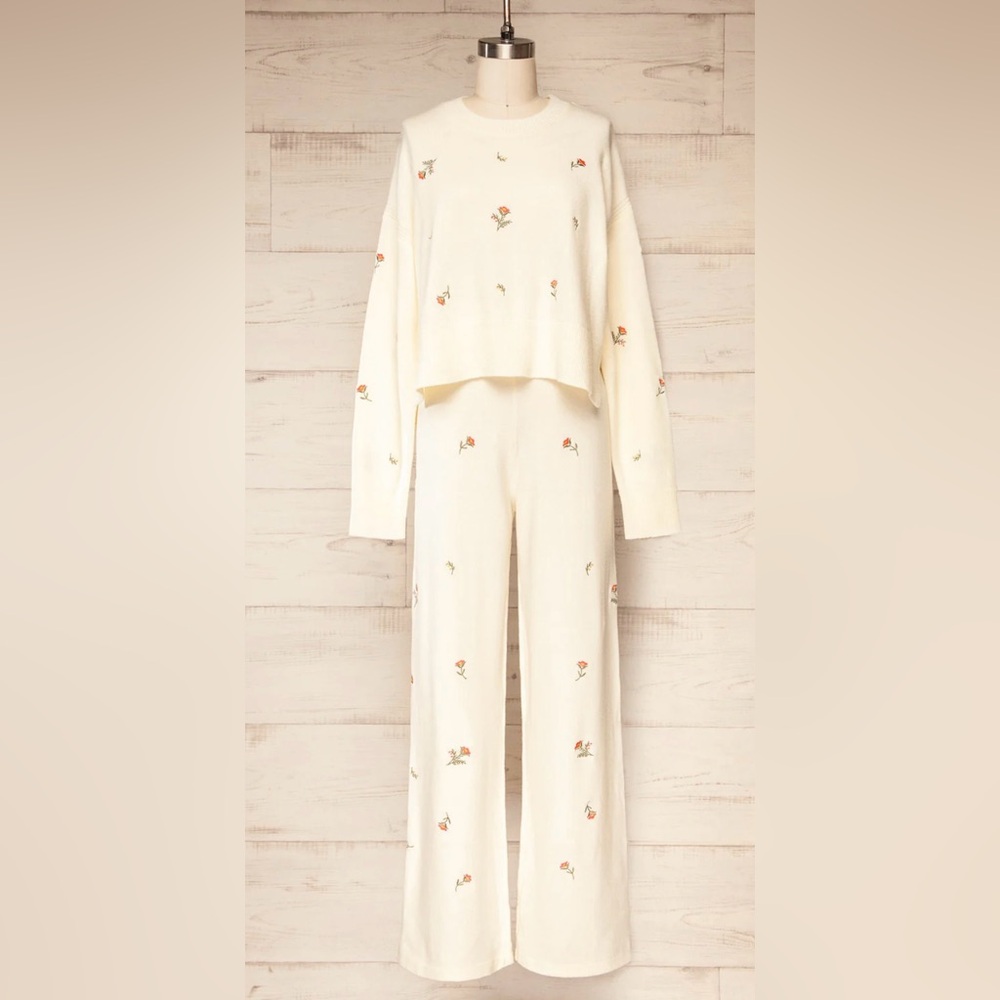 NWOT Mable Floral Embroidered Cream Lounge Set